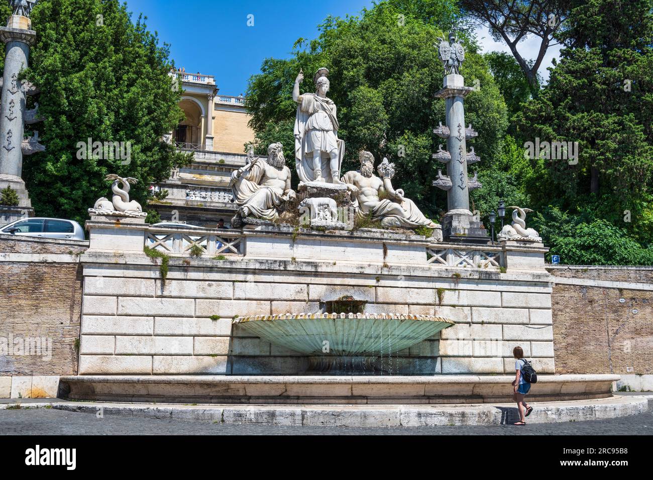 Brunnen der Göttin von Rom (Fontana della Dea di Roma) auf der Piazza del Popolo, mit Terrazza del Pincio im Hintergrund - Rom, Region Latium, Italien Stockfoto