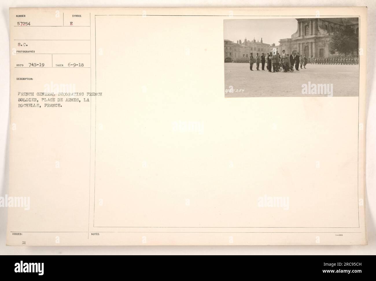 Französischer General, der einen französischen Soldaten am Place de