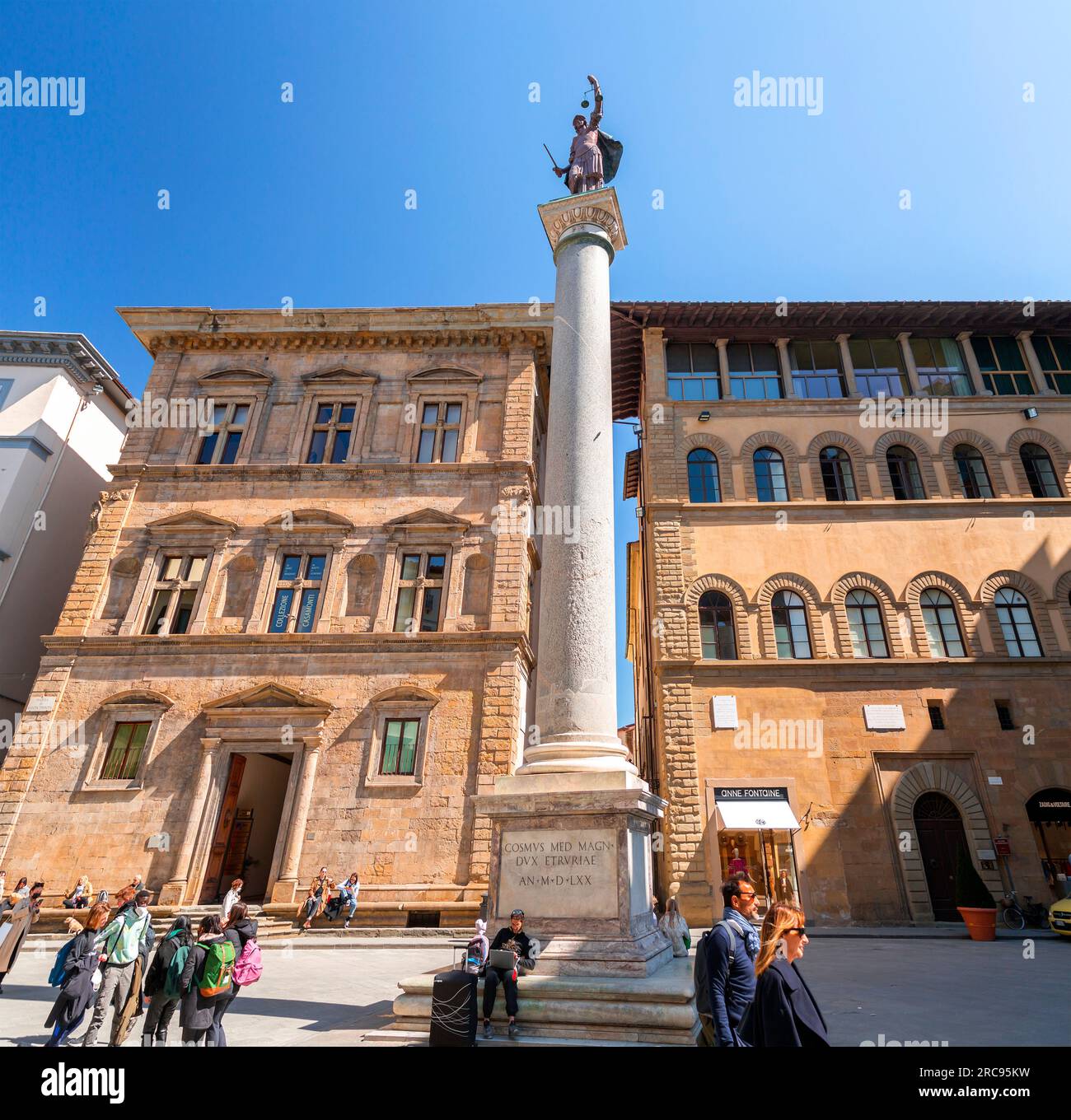 Florenz, Italien - 5. April 2022: Die Säule der Gerechtigkeit ist eine antike römische Marmorsäule mit einer Porphyrie-Statue der Gerechtigkeit an der Spitze. Stockfoto