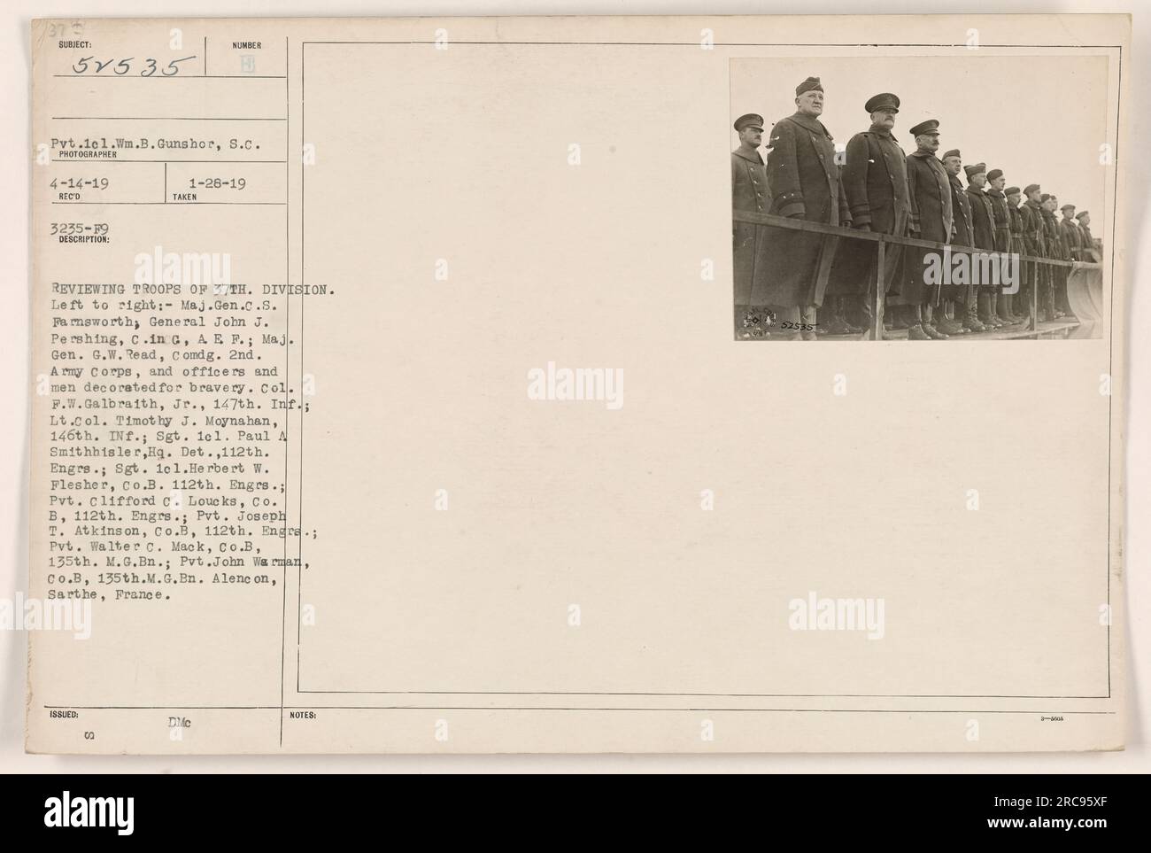 Wir überprüfen die Truppen der 37. Division in Alencon, Sarthe, Frankreich während des Ersten Weltkriegs. Von links nach rechts: Generalmajor C.B. Farnsworth, General John J. Pershing, C-in-G, AE F.; Generalmajor G.W. Lesen Sie, Comdg. 2. Armeekorps und dekorierte Offiziere und Männer. Oberst F.W. Galbraith, Jr., LT. Oberstleutnant Timothy J. Moynahan, Sgt. 1cl. Paul A. Smithhisler, Sgt. 1el. Herbert W. Flesher, Pvt. Clifford C. Loucks, Pvt. Joseph T. Atkins, Pvt. Walter C. Mack, Pvt. John Warman. Stockfoto