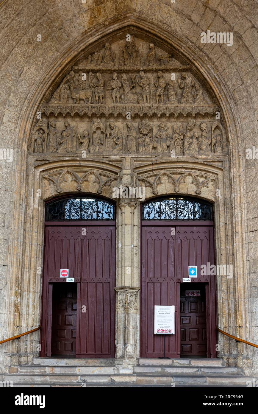 Hauptportal der Kirche San Miguel Arcángel, Vitoria-Gasteiz, Spanien. Stockfoto