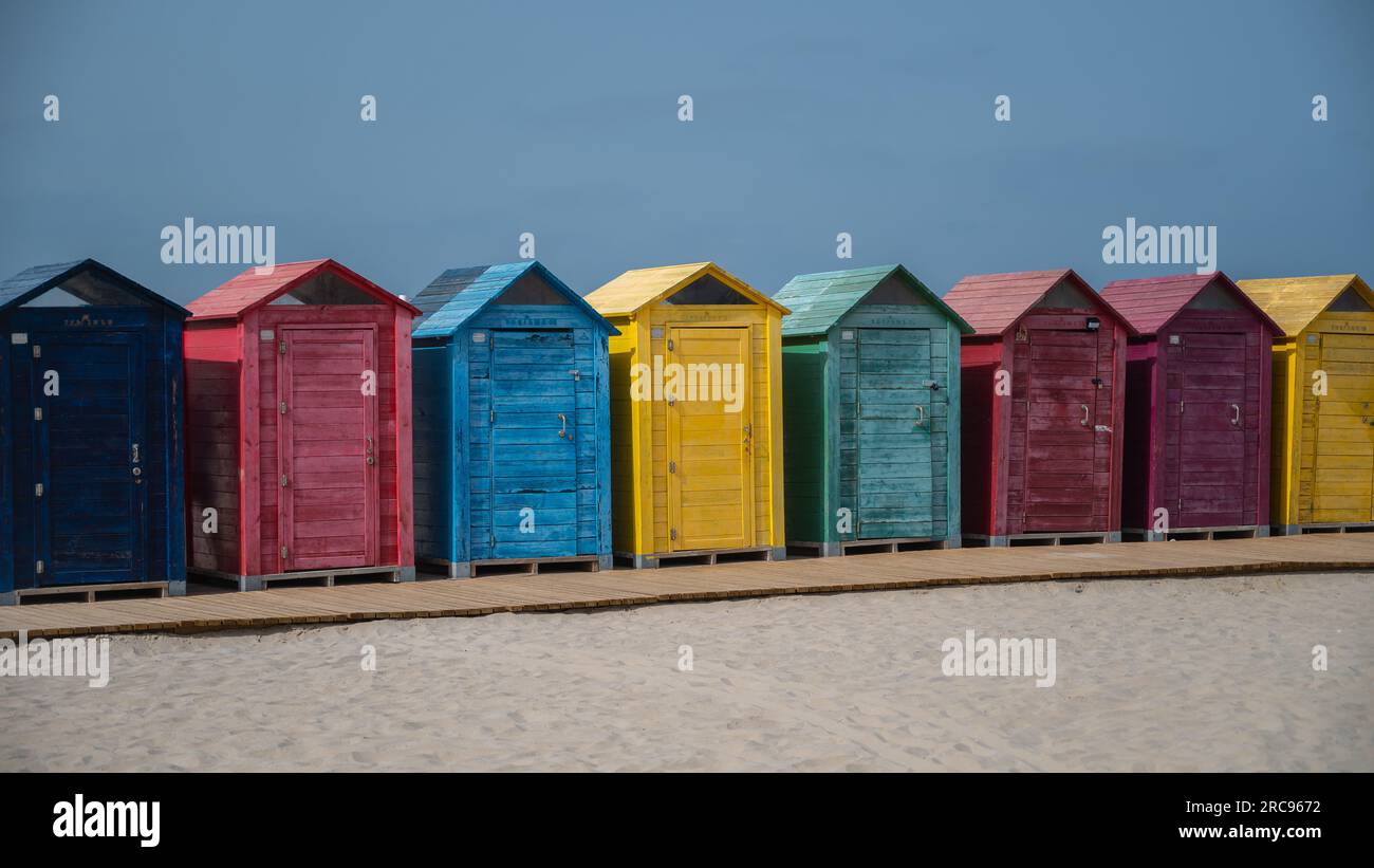 Farbenfrohe Strandhütten im Sommer mit blauem Himmel und Kopierraum, Panoramablick, Reiseurlaubskonzept Stockfoto