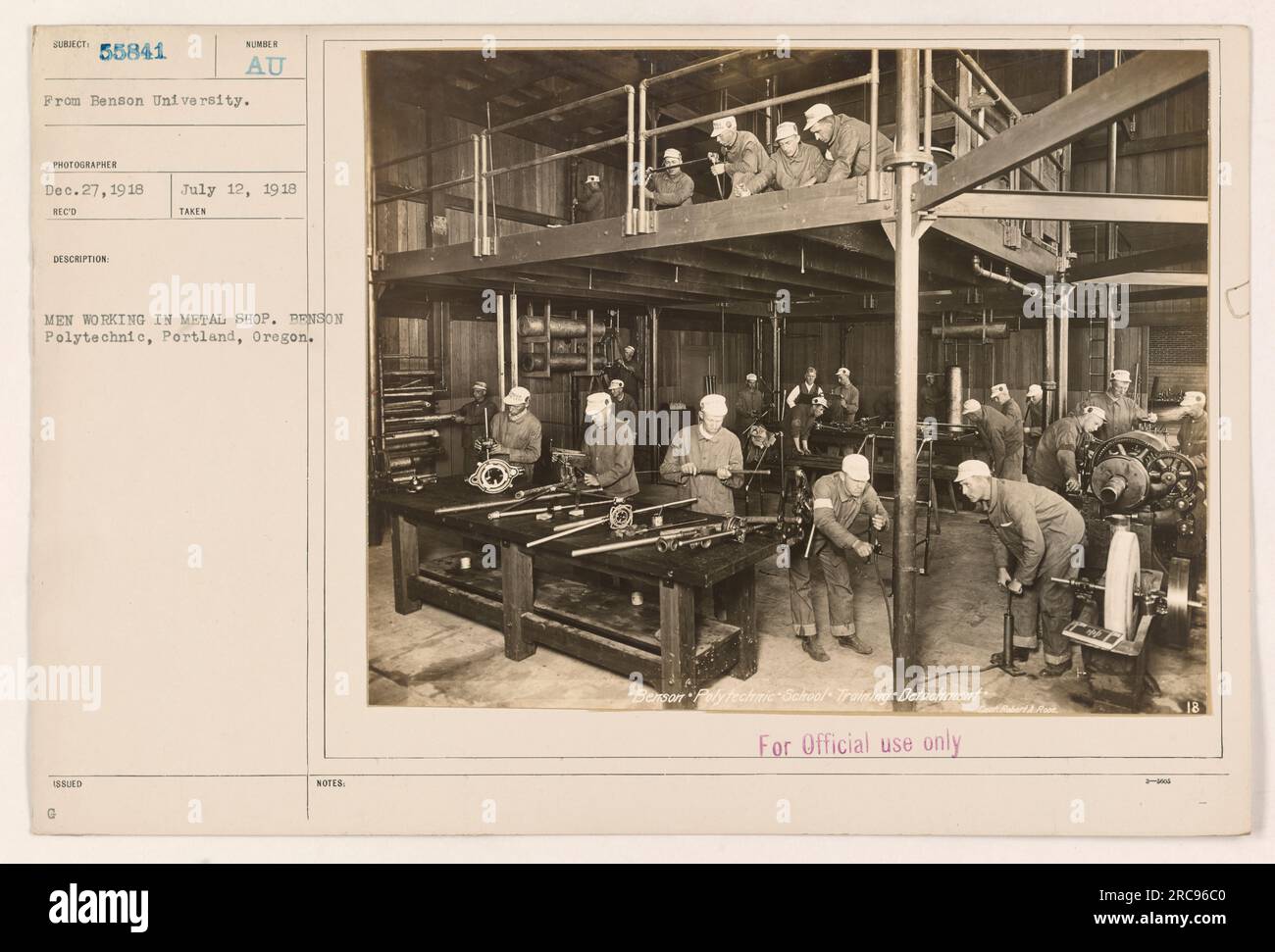 Männer, die in der Metallwerkstatt bei Benson Polytechnic in Portland, Oregon, arbeiten. Das Foto wurde am 27. Dezember 1918 während des Ersten Weltkriegs aufgenommen. Es ist nur für den offiziellen Gebrauch durch die Benson Polytechnic School Training Ablösung gekennzeichnet. Stockfoto