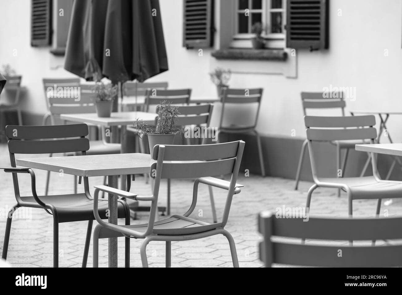 Blick auf Stühle und Tische in einem Restaurant im Freien in Bonn Stockfoto