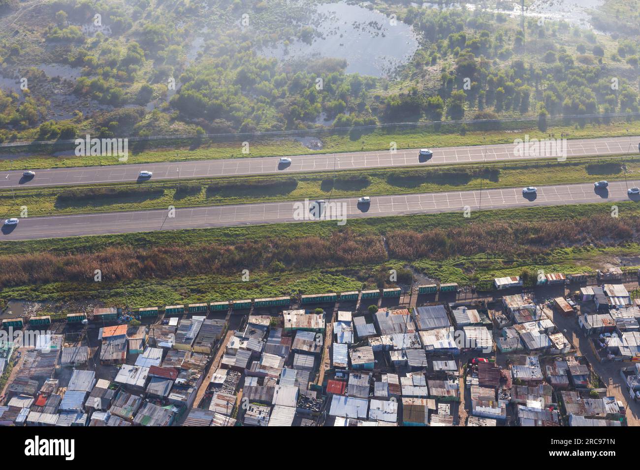 Kapstadt, Südafrika - 11. 2023. Juli: Blick aus der Vogelperspektive auf ein Cape Township neben dem Freeway N2. Stockfoto