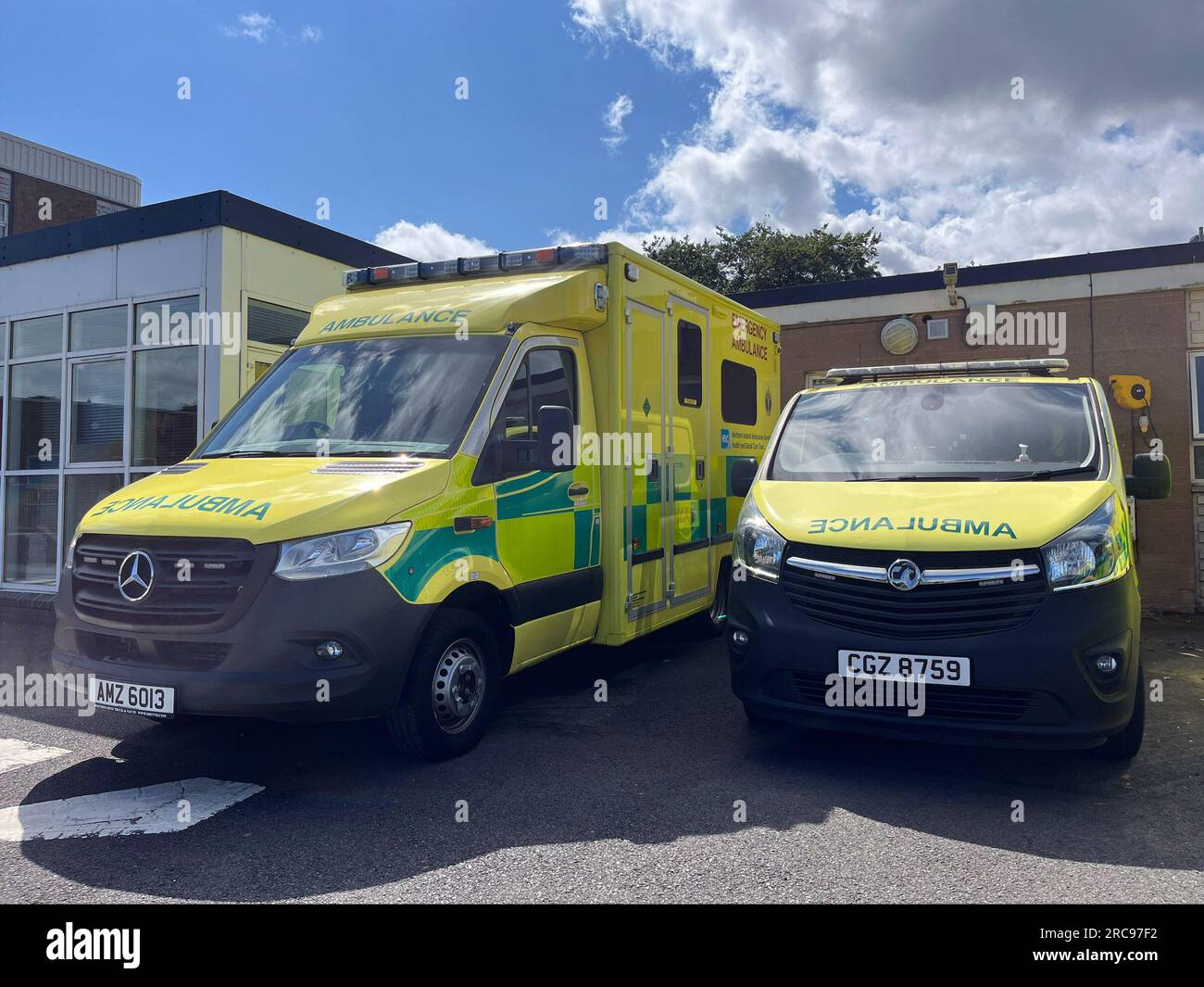 Krankenwagen des Northern Ireland Ambulance Service (NIAS) außerhalb ihres Hauptquartiers in Belfast. Elf Ambulanzmitarbeiter wurden am Vorabend und in den frühen Stunden des Zwölften Juli während eines "beispiellosen" Zeitraums von sechs Stunden angegriffen. Der Northern Ireland Ambulance Service (NIAS) erklärte, dass die Angriffe an vier verschiedenen Orten stattfanden, als Crews auf Anrufe reagierten, um Patienten medizinische Behandlung zu bieten, die Hilfe benötigten. Ausgabedatum: Donnerstag, 13. Juli 2023. Stockfoto