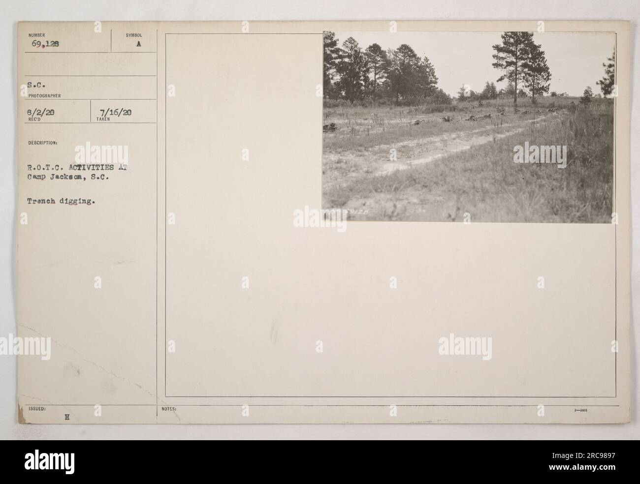 Soldaten, die an R.O.T.C. Aktivitäten in Camp Jackson, South Carolina, teilnehmen, graben Gräben. Das Foto wurde am 2. August 1920 von einem Fotografen aus South Carolina aufgenommen. Die Beschriftung enthält die zugewiesene Nummer 69.128 und das ausgestellte Symbol A H am 16. Juli 1920. Weitere Hinweise beziehen sich auf 3--0000. Stockfoto