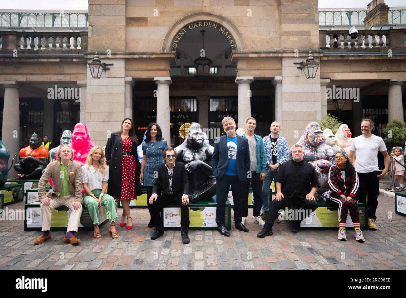 (Von links nach rechts) Adam Dant, Jemma Powell, Michelle McGrath, Sally Wood, Ronnie Wood, Charles Edwards, Nick Gentry, Hayden Kays, Rankin, Chila Burman und Barnaby Barford bei der Einführung des Tusk Gorilla Trail in Covent Garden, London. Der Pfad umfasst fünfzehn Skulpturen mit Designs von Künstlern wie Ronnie und Sally Wood, Rankin, Chila Burman, Adam Dant, Barnaby Barford, Jemma Powell, Hannah Shergold und Nick Gentry. Foto: Donnerstag, 13. Juli 2023. Stockfoto