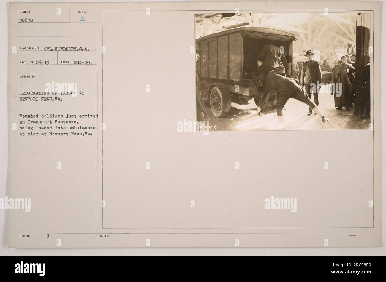 Verwundete Soldaten der Transport Pastores, die am Pier in Newport News, Virginia, während der Sumber-Ausschiffung der Truppen in Krankenwagen verladen wurden. Das Foto wurde am 26. Februar 1919 von Corporal Newberry aufgenommen. Etikett: 111-SC-38678. Stockfoto