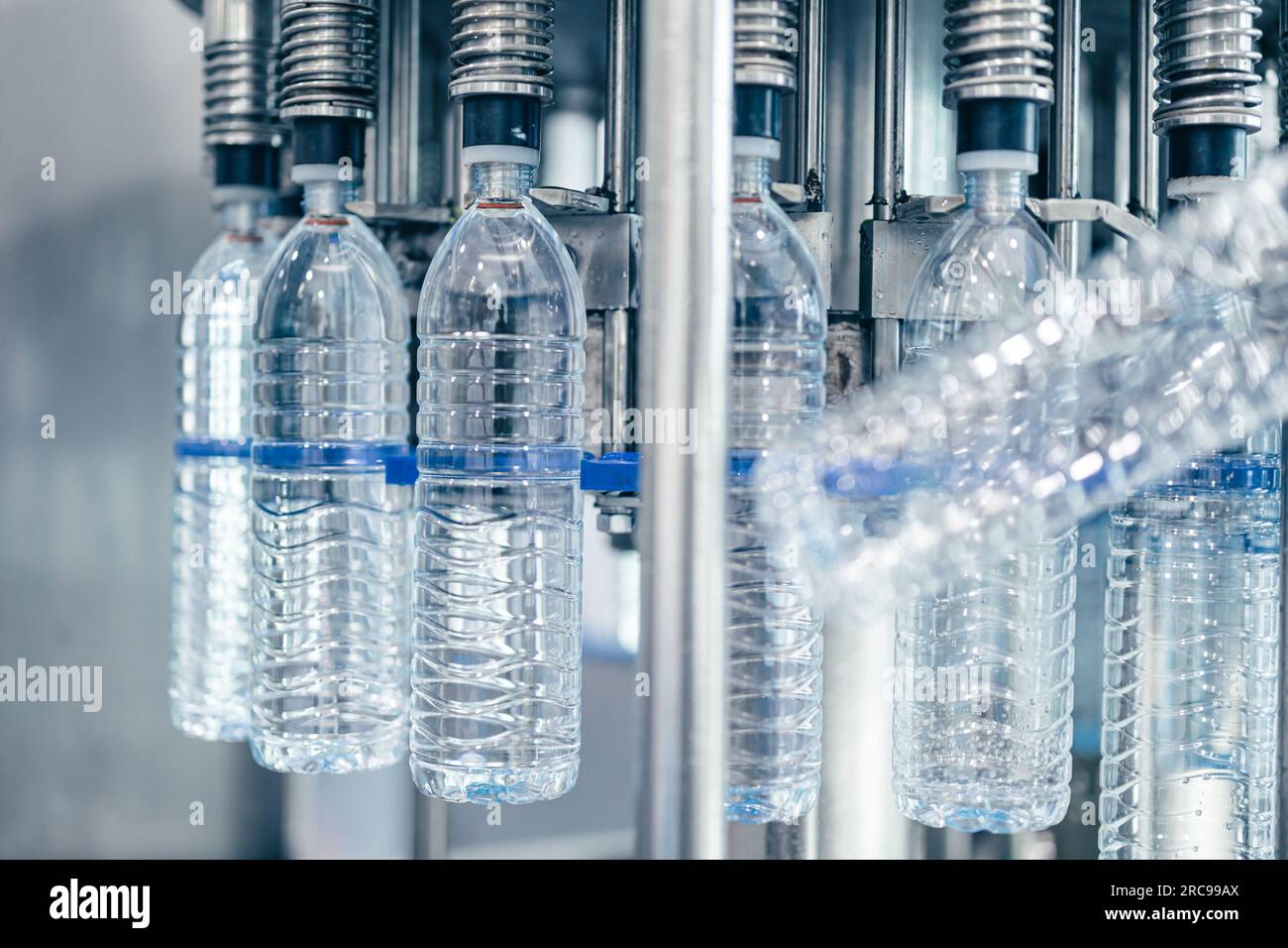 Sauberes Trinkwasser in Flaschen für Lebensmittel und Getränke Umkehrosmose-System Hygiene in der Produktion Förderbandlinie Stockfoto
