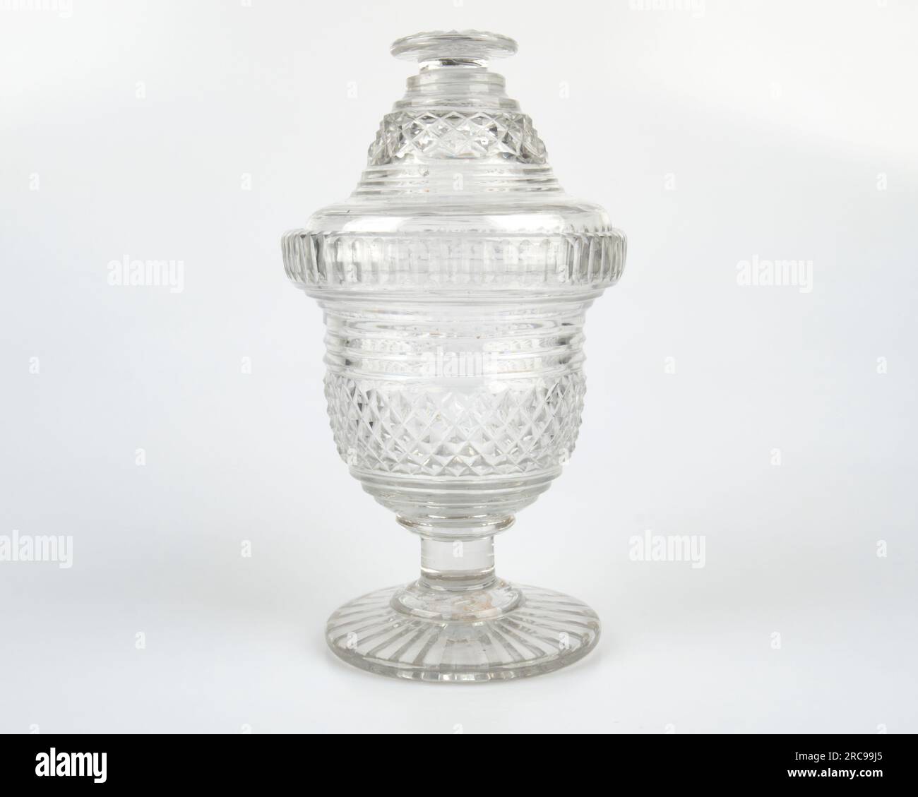 Antike georgianische Vase und Abdeckung aus Glas im viktorianischen Stil Stockfoto