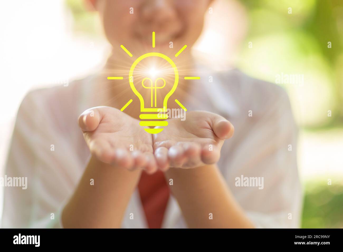 Zufriedene Menschen mit Glühbirnensymbol Helle Unterstützung für Kreativität Lebenszündung zur Energieeinsparung Ökoenergie für Umweltaktivitäten Konzept Stockfoto