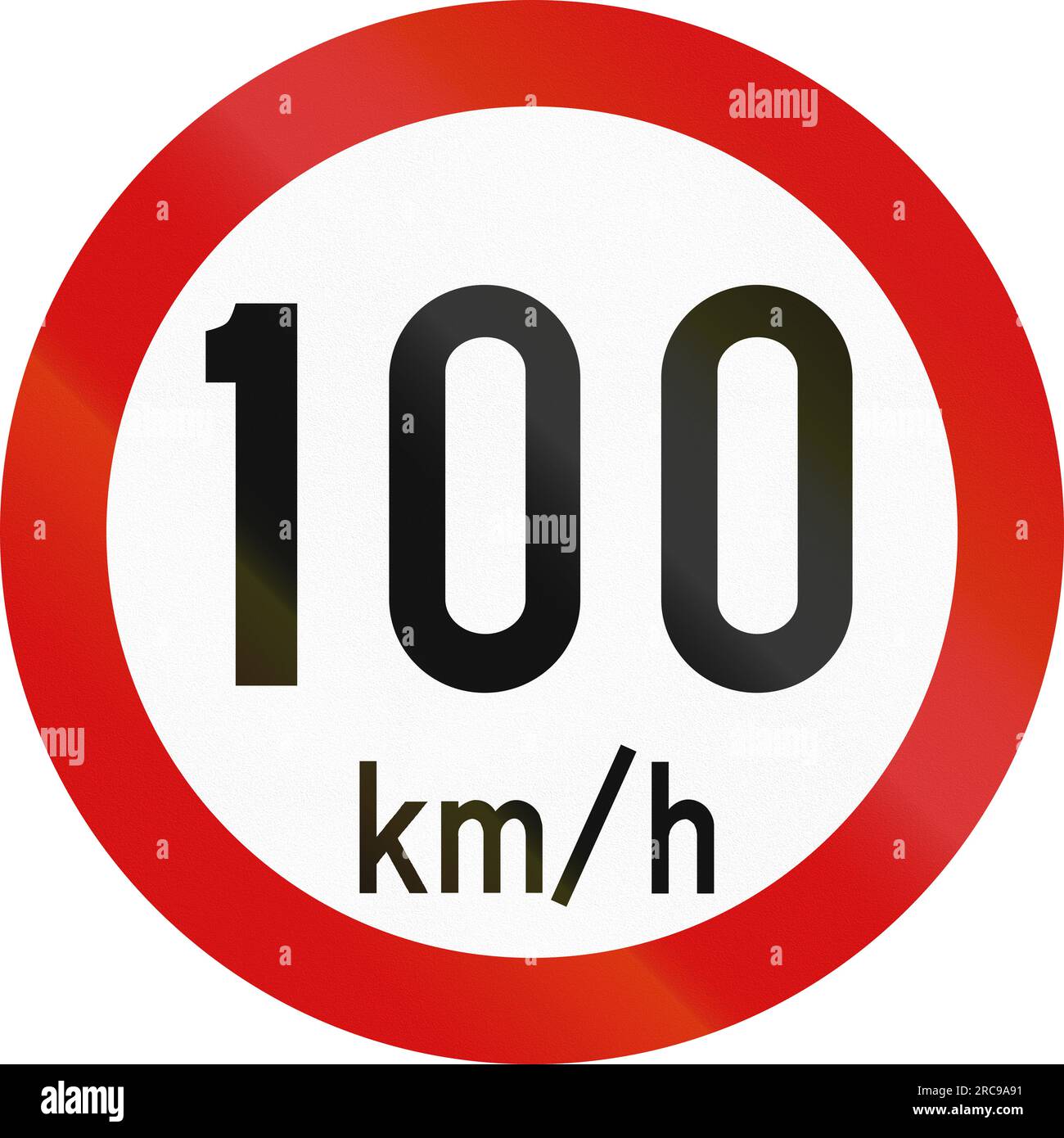 Irisches Verkehrsschild, das die Geschwindigkeit auf 100 km/h beschränkt. Stockfoto