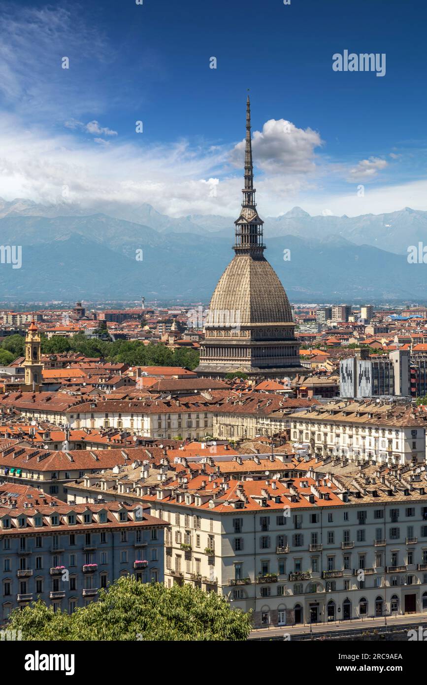 Turin, Piemont, Italien - Stadtbild von oben gesehen mit der Mole Antoneliana Architektur Symbol der Stadt Turin, im Hintergrund die Alpen mit Stockfoto