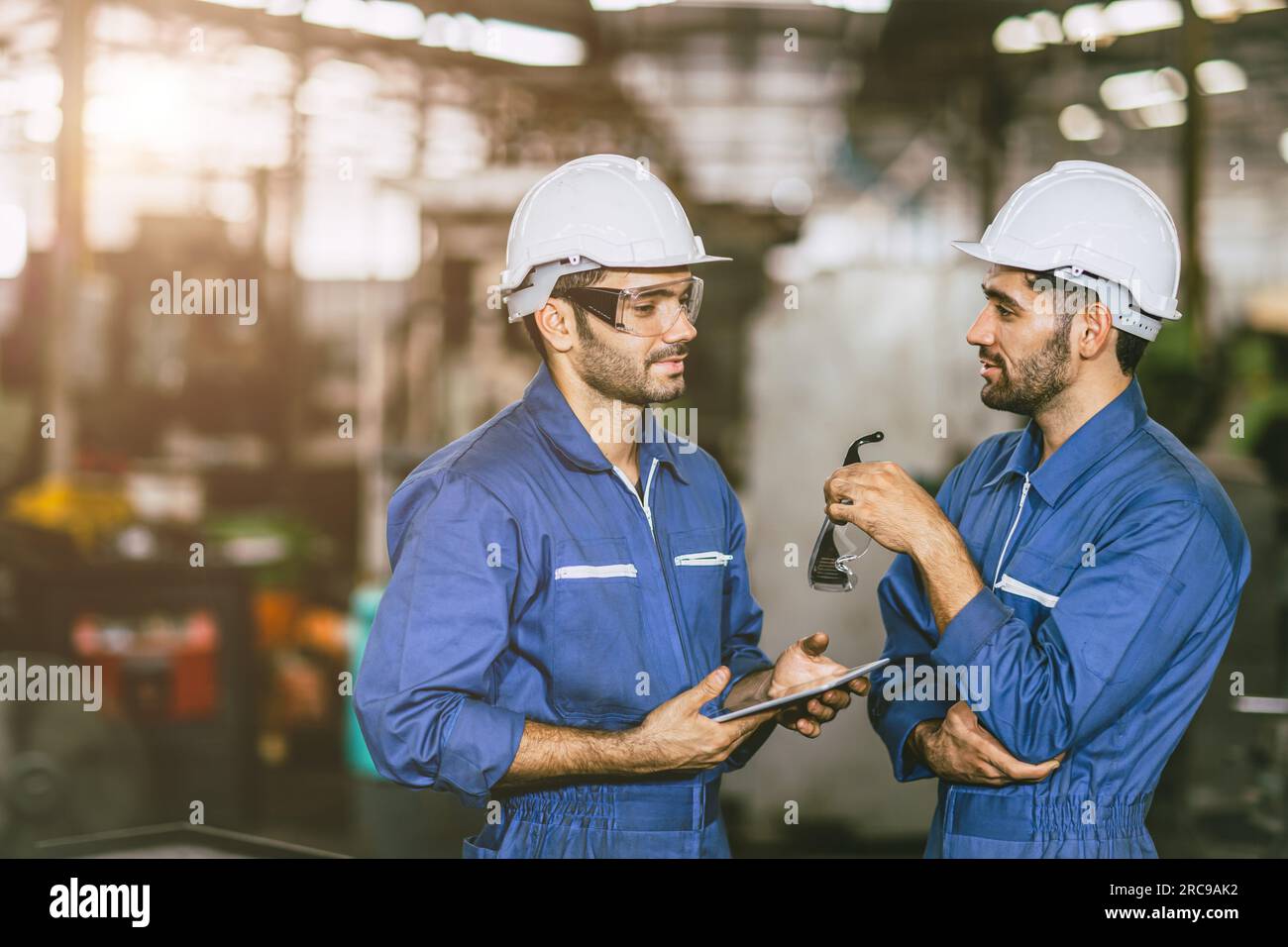 Ingenieurarbeiter männlich hispanic indianer männlich Teamwork glücklich zusammen in der Schwermetallindustrie Stahl Drehwerk CNC Fabrik Stockfoto Ingenieurarbeiter männlich hispanic indianer männlich Teamwork glücklich zusammen in der Schwermetallindustrie Stahl Drehwerk CNC Fabrik Stockfoto