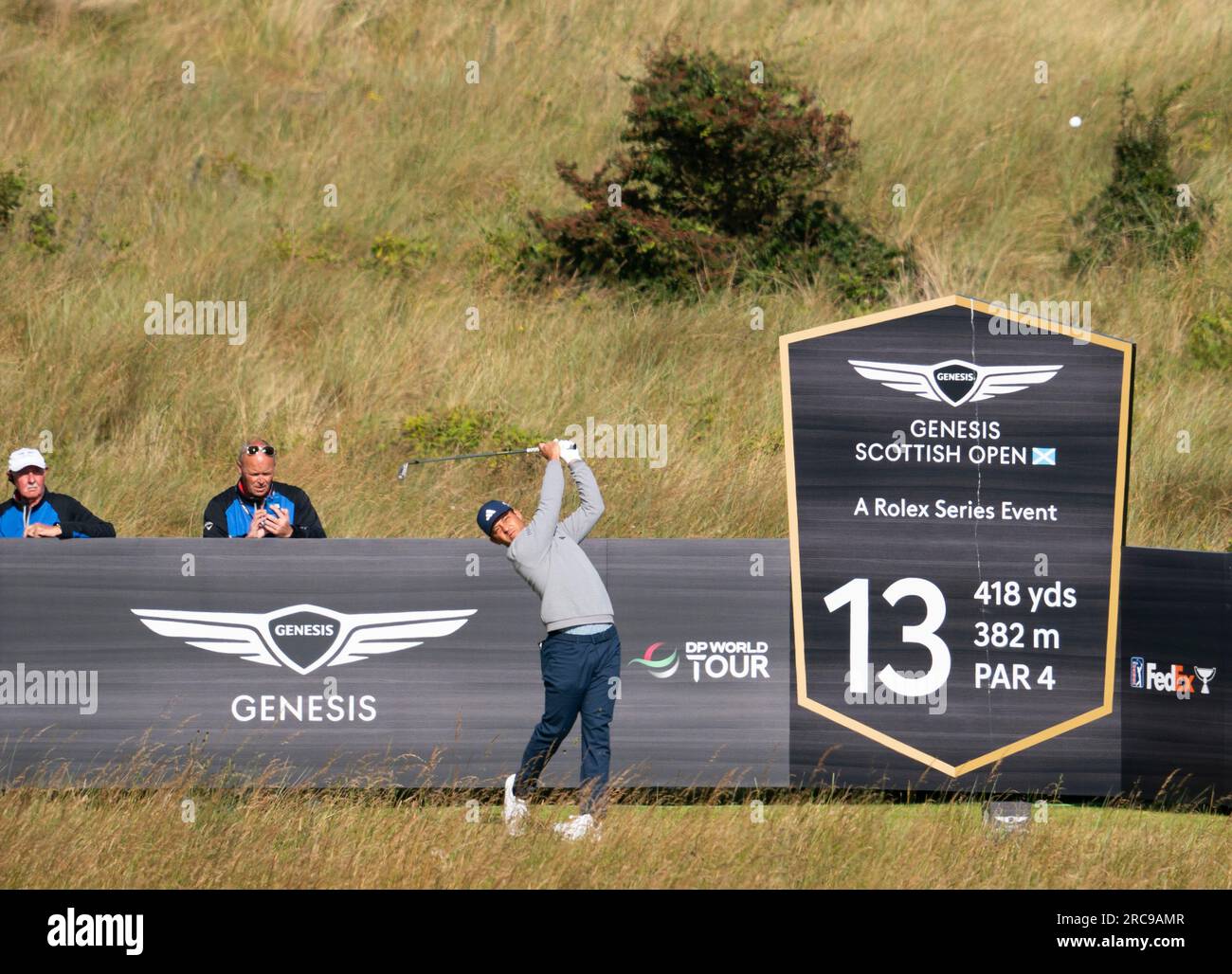 North Berwick, East Lothian, Schottland, Großbritannien. 13. Juli 2023 Xander Schauffele schlägt am 13. Loch bei den Genesis Scottish Open im Renaissance Club in North Berwick ab. Iain Masterton/Alamy Live News Stockfoto