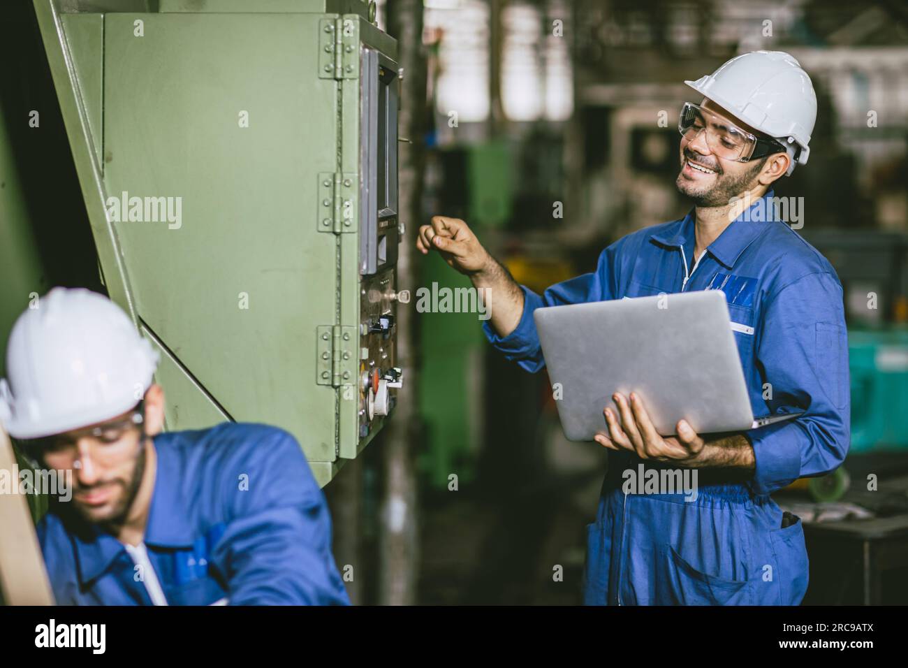 Ingenieurmitarbeiter Freund Team glücklich lachen zusammen in der Schwermetallindustrie Stahl-Drehmaschine CNC-Fabrik Stockfoto