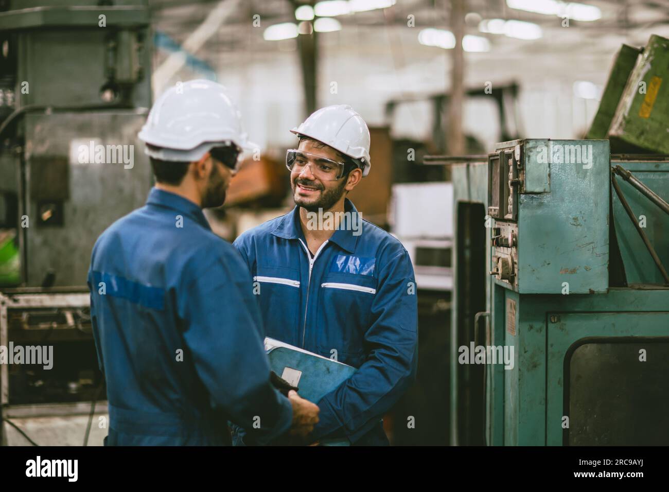 Ingenieurarbeiter männlich hispanic indianer männlich Teamwork glücklich zusammen in der Schwermetallindustrie Stahl Drehwerk CNC Fabrik Stockfoto Ingenieurarbeiter männlich hispanic indianer männlich Teamwork glücklich zusammen in der Schwermetallindustrie Stahl Drehwerk CNC Fabrik Stockfoto