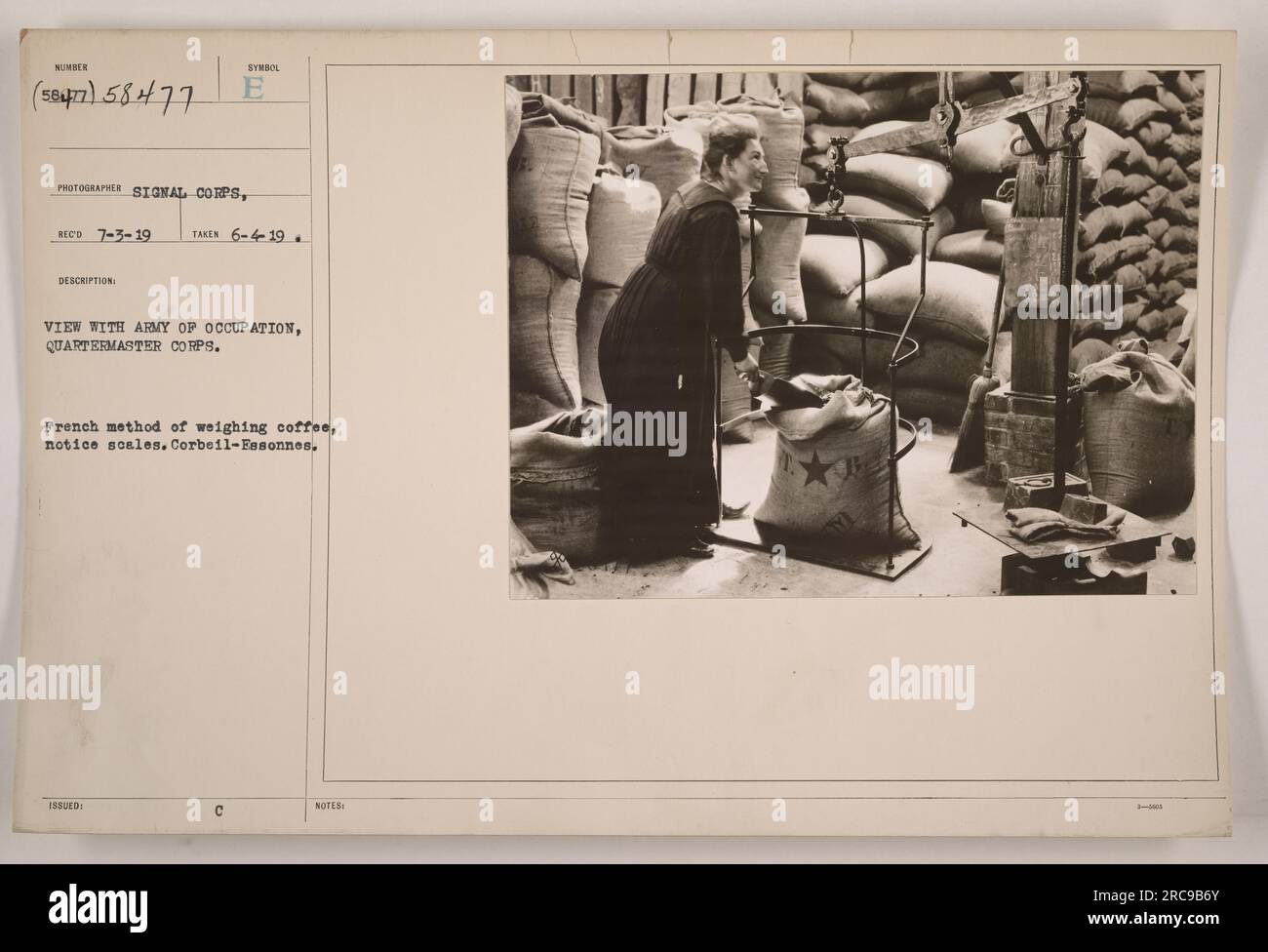 Soldaten der Besatzungsarmee, insbesondere des Quartermaster-Korps, werden mit der französischen Methode zum Wägen des Kaffees gezeigt, wie die Skalen auf dem Bild sehen. Die Lage ist Corbeil-Essonnes. Dieses Foto mit der Nummer 58477 wurde am 4. Juni 1919 aufgenommen und dem Signalkorps zugeschrieben. Es ist Teil einer Serie, die amerikanische Militäraktivitäten während des Ersten Weltkriegs dokumentiert. Stockfoto