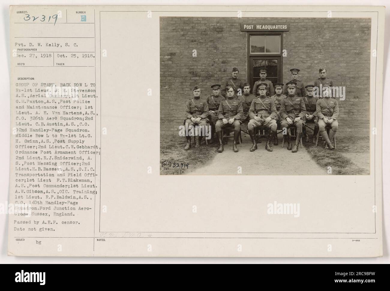 Pvt. D. W. Kelly hat dieses Foto am 27. Dezember 1918 auf dem Ford Junction Aerodrome in Sussex, England, gemacht. Das Bild zeigt eine Gruppe von Mitarbeitern aus verschiedenen Einheiten während des Ersten Weltkriegs Zu den Personen in der hinteren Reihe gehören 1. Lieut. J. H. Stevenson, 1. Lieut. G.M. Paxton, 1. Lieut. A.E. Von Hartens und 2. Lieut. C.B. Austin. In der mittleren Reihe sehen wir 1. LT. G.H. Gwinn, 2. Lieut. C.W. Gebhardt, 2. Lieut. R.J. Sniderwind, 2. Lieut. H.B. Bassett, 1. Lieut. F.T. Blakeman, 1. Lieut. A. W.. Gibson und 1. Lieut. R.P. Baldwin. Das Datum des Fotos ist nicht angegeben. AUSGESTELLT durch DIE POST Stockfoto