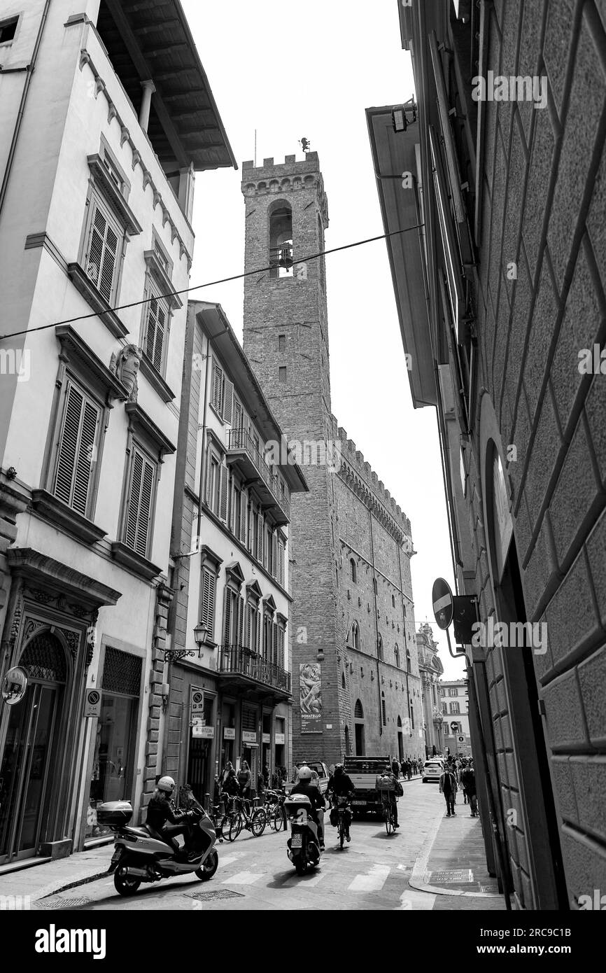 Florenz, Italien - 6. April 2022: Der Palazzo del Bargello, das Museo Nazionale del Bargello oder der Palazzo del Popolo war eine ehemalige Kaserne und ein Gefängnis, heute ein Stockfoto