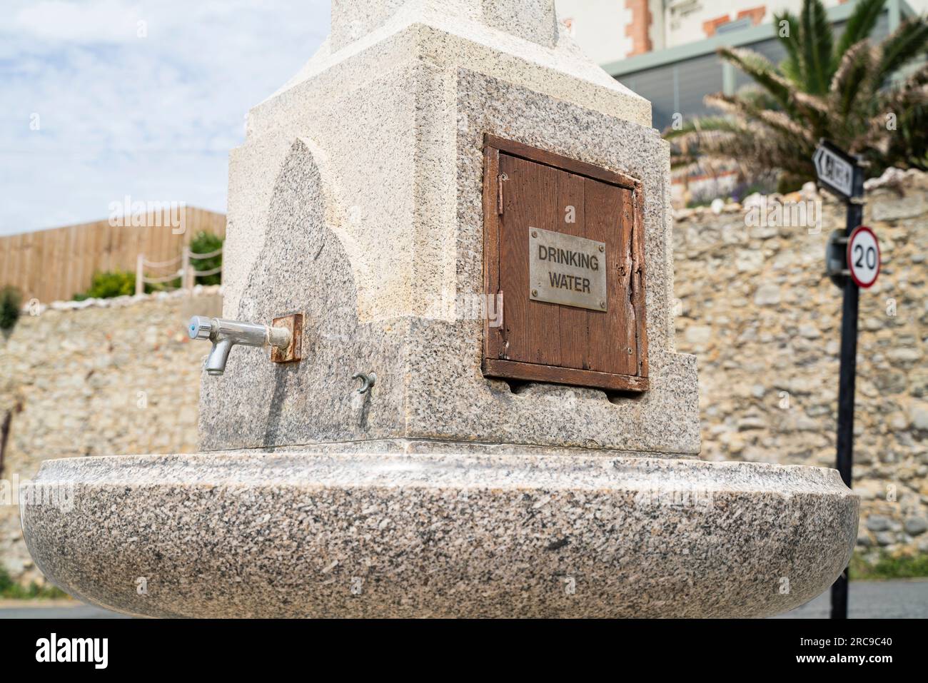 Ein öffentlicher Brunnen mit Trinkwasser in Ventnor auf der Isle of Wight, England, an einem Sommertag. Stockfoto