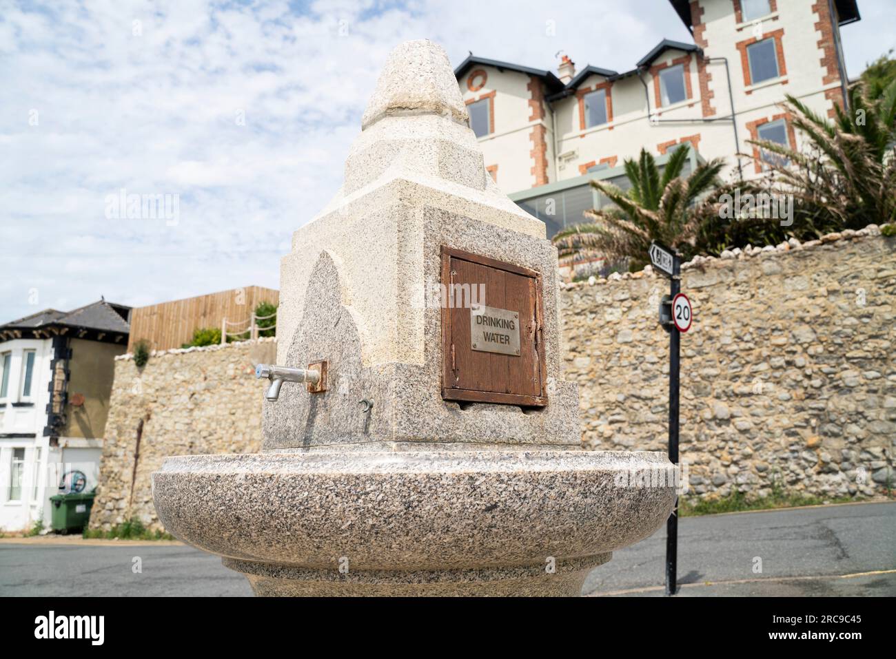 Ein öffentlicher Brunnen mit Trinkwasser in Ventnor auf der Isle of Wight, England, an einem Sommertag. Stockfoto