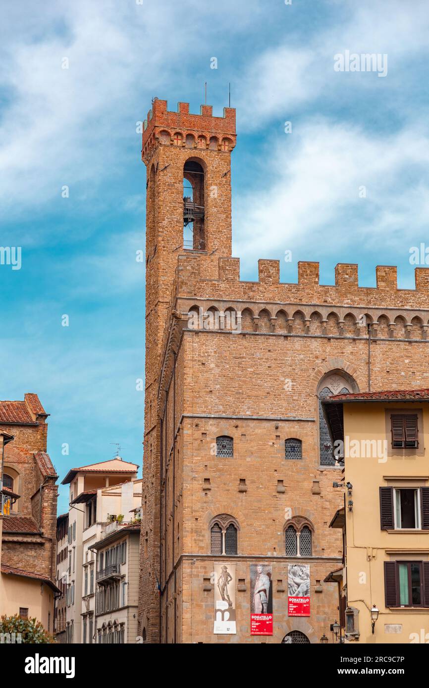 Florenz, Italien - 6. April 2022: Der Palazzo del Bargello, das Museo Nazionale del Bargello oder der Palazzo del Popolo war eine ehemalige Kaserne und ein Gefängnis, heute ein Stockfoto