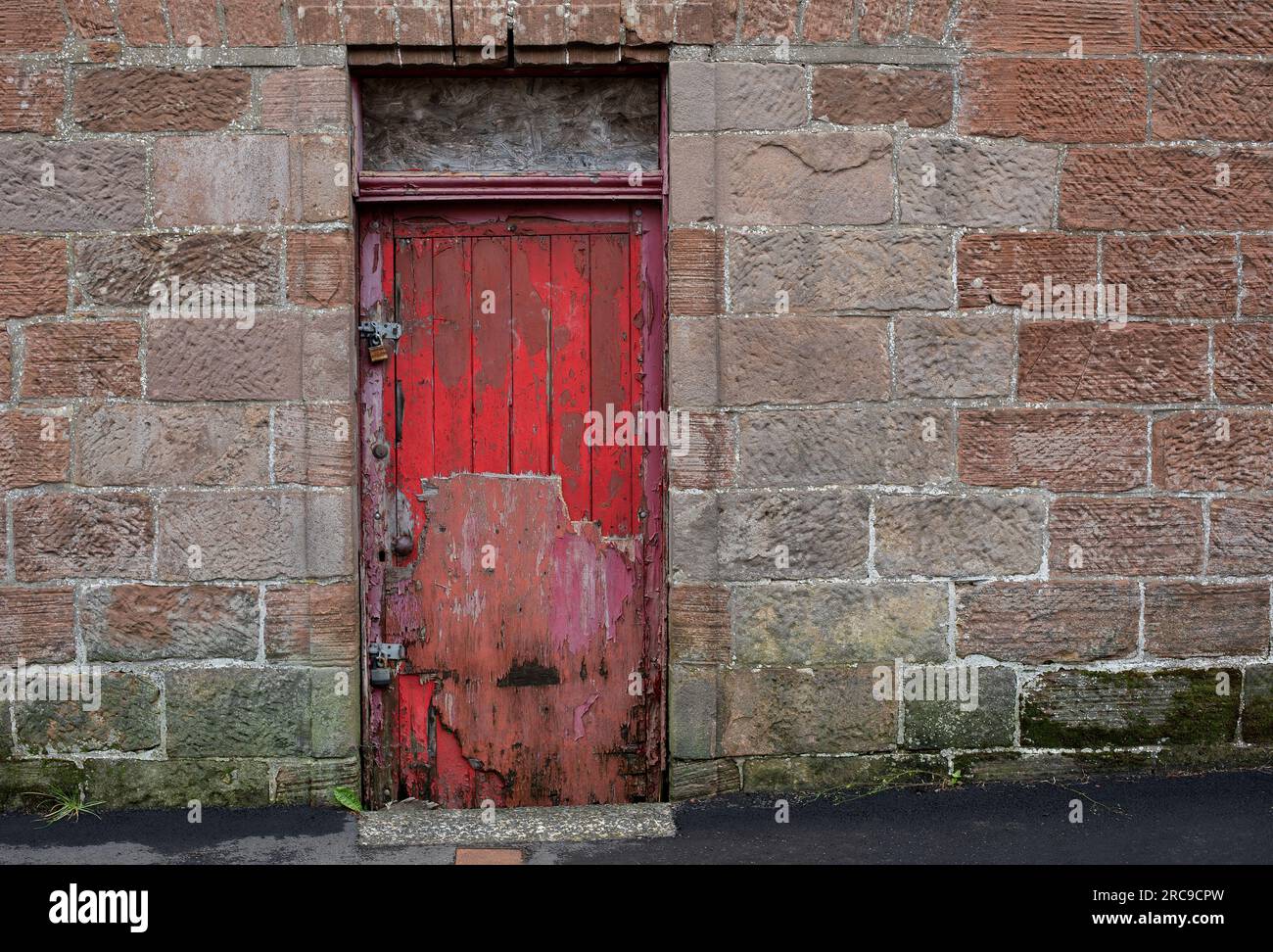 Alte altmodische Holztür in einem verlassenen Gebäude Stockfoto
