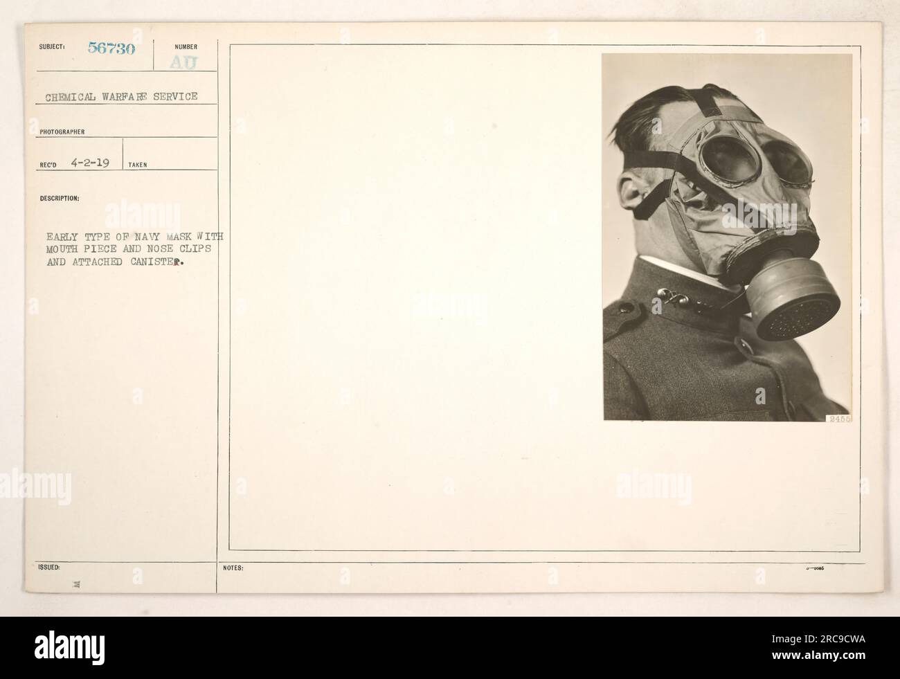Eine frühe marineblaue Maske mit einem Mundstück, Nasenklammern und einem angebrachten Kanister. Diese spezielle Maske wurde während des Ersten Weltkriegs vom Chemischen Kriegsdienst verwendet. Das Foto wurde am 2. April 1919 erhalten und ist mit der Patientennummer 56730 gekennzeichnet. Stockfoto