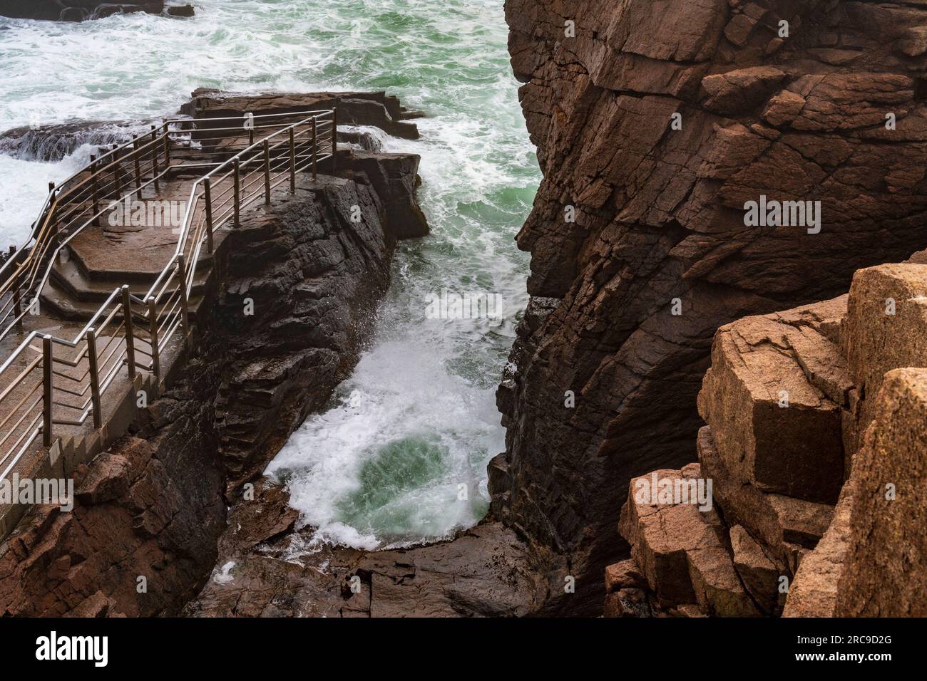 Herbstfarbe und Thunder Hole auf Mount Desert Island in Maine. Stockfoto