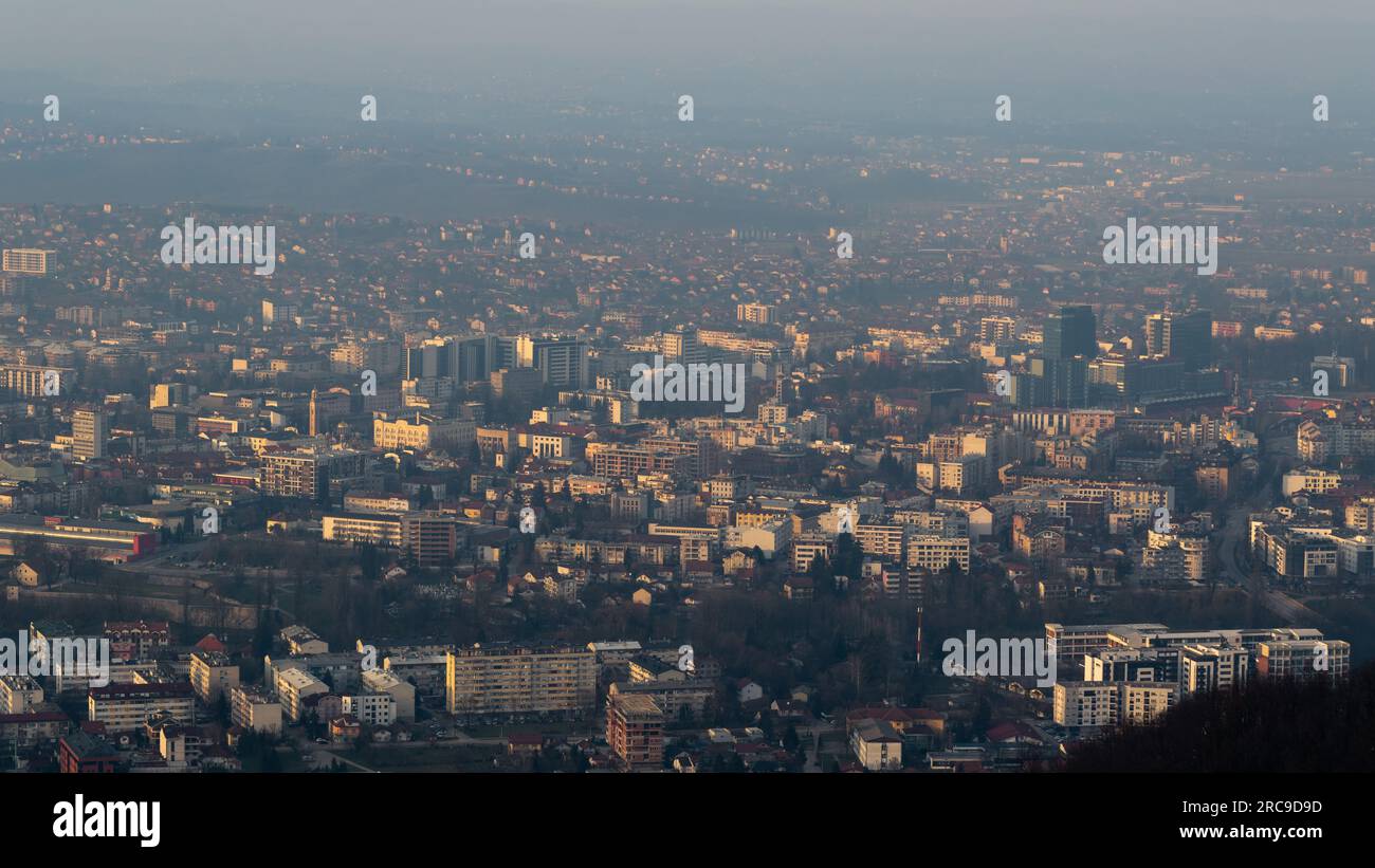 Stadtbild von Banja Luka im Smog, ungesunde Luftverschmutzung in Großstädten Stockfoto