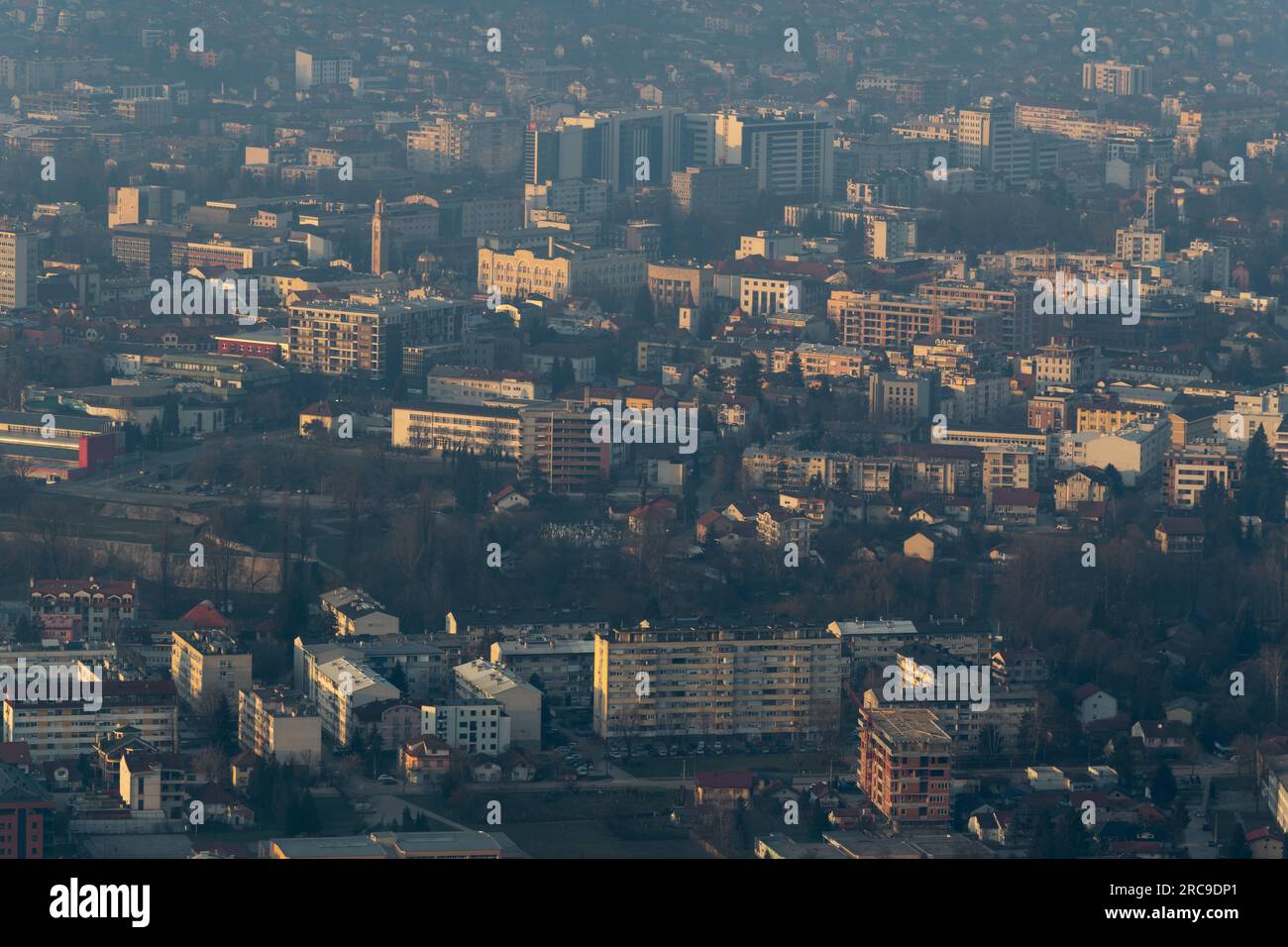 Stadtbild von Banja Luka im Smog, ungesunde Luftverschmutzung in Großstädten Stockfoto
