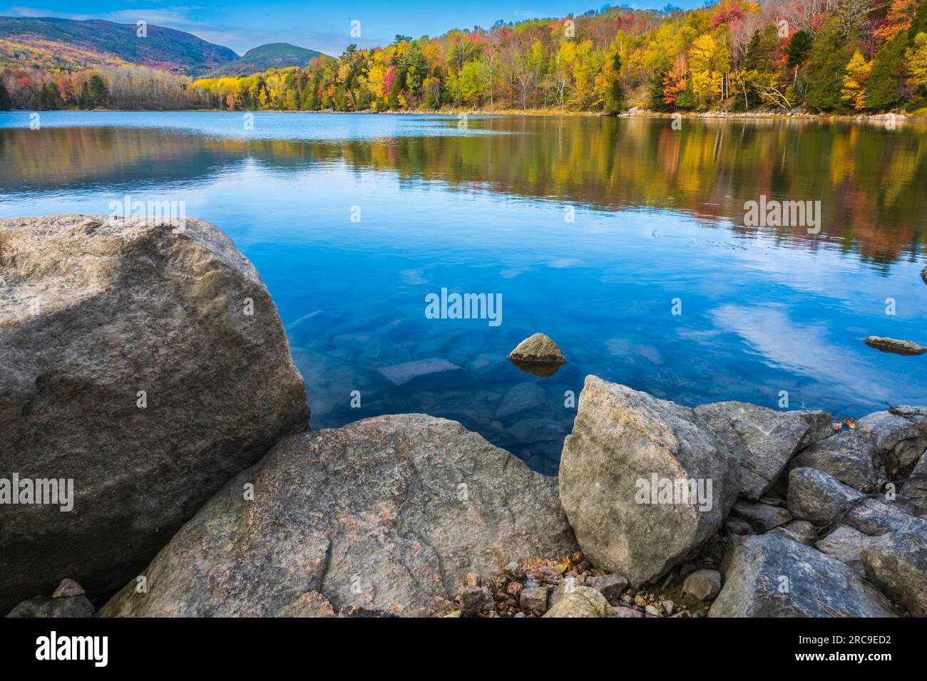 Herbstfarben auf Mount Desert Island in Maine. Stockfoto