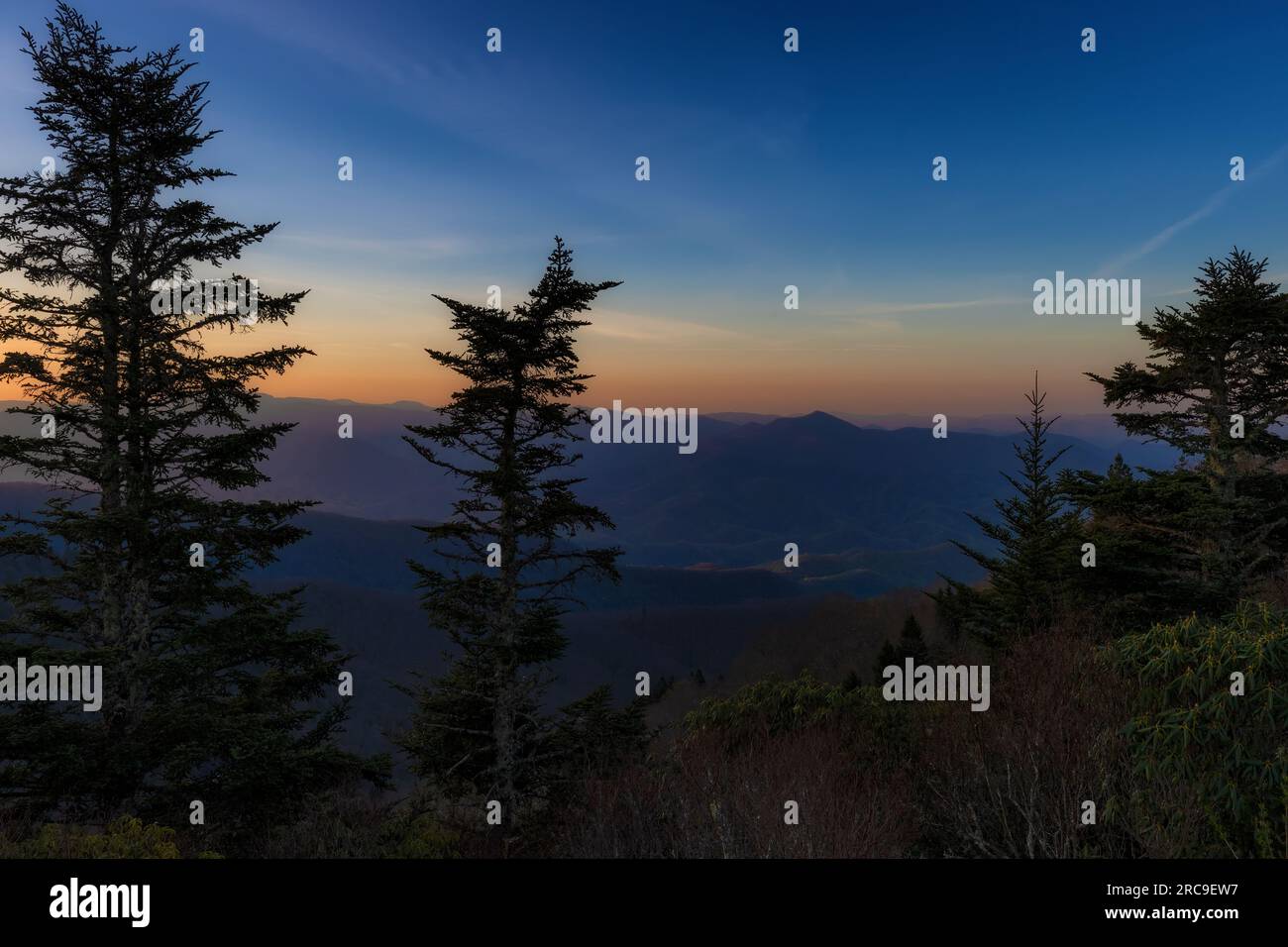Blick auf die Sunrise Blue Ridge Mountains vom Waterrock Knob Overlook. Stockfoto