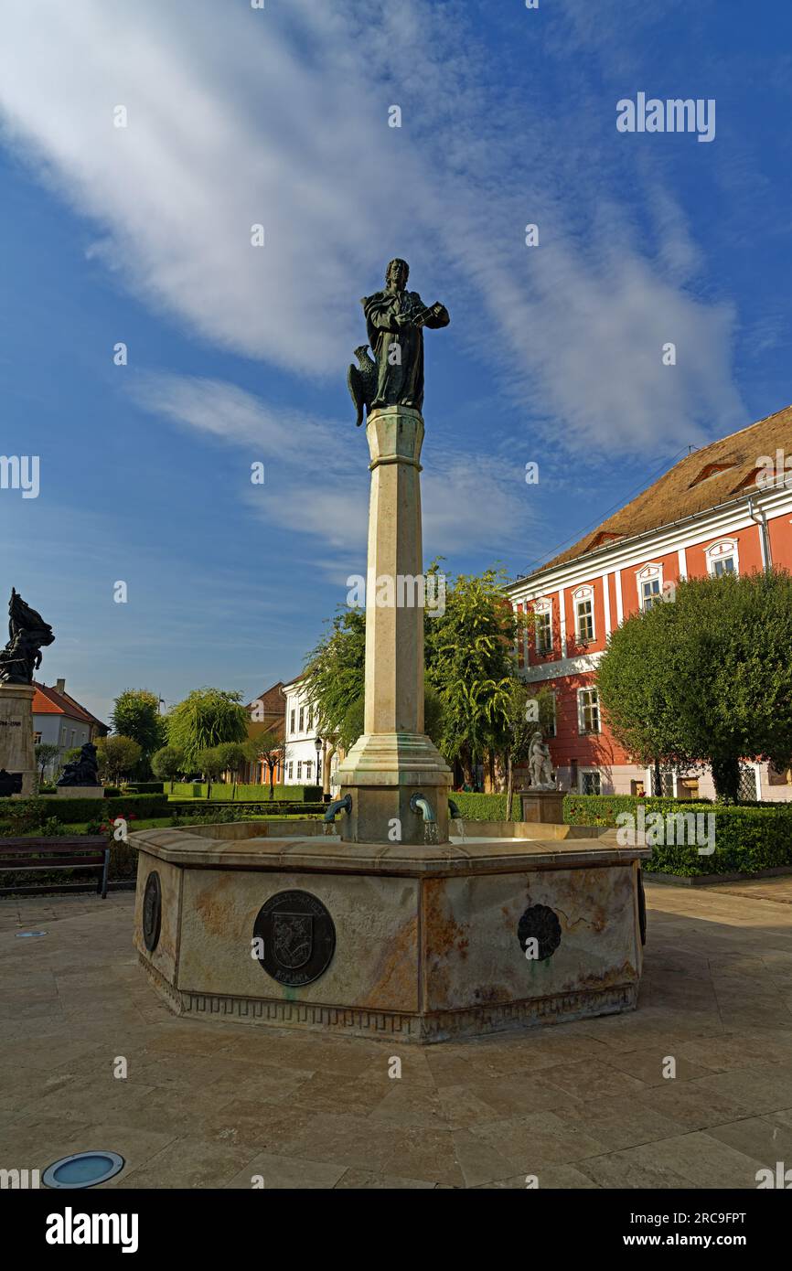 Zentralplatz, Straßenansicht, Park, Trinkwasserquelle, Barátság-kútja Stockfoto