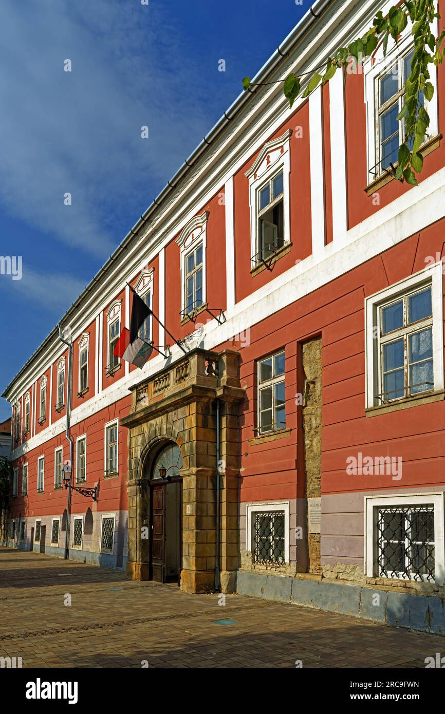 Zentralplatz, Straßenansicht, Schule, Cházár András Többcélú Közoktatási Intézmény Stockfoto