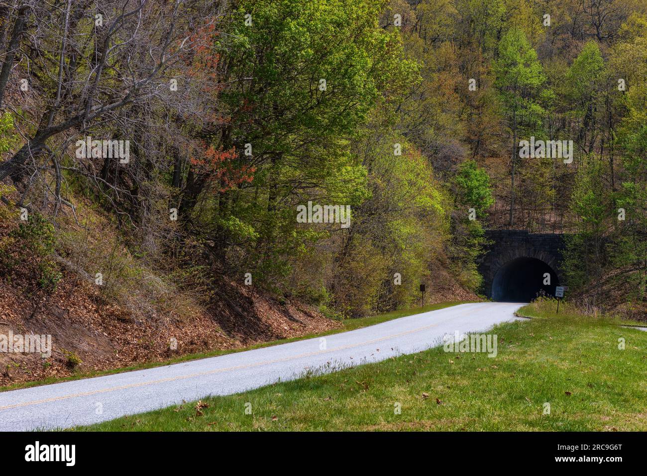 Die Blue Ridge Parkway Road führt zu einem von vielen Tunneln, während sie durch die malerische Nebenstraße führt. Stockfoto