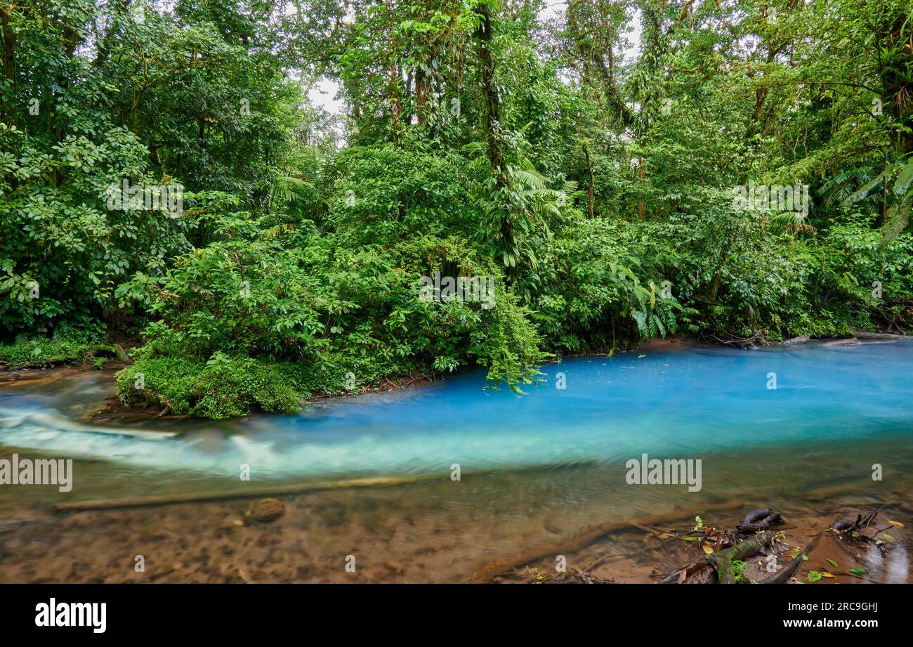Am Zusammenfluss zweier Fluesse bildet sich der blaue Fluss Rio Celeste
