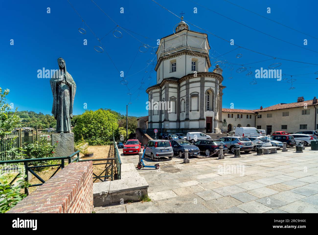 Turin, Piemont, Italien - 10. Juni 2023: Kirche Santa Maria del Monte dei Cappuccini (16. Jahrhundert) mit der Statue von Maria Addolorata Stockfoto