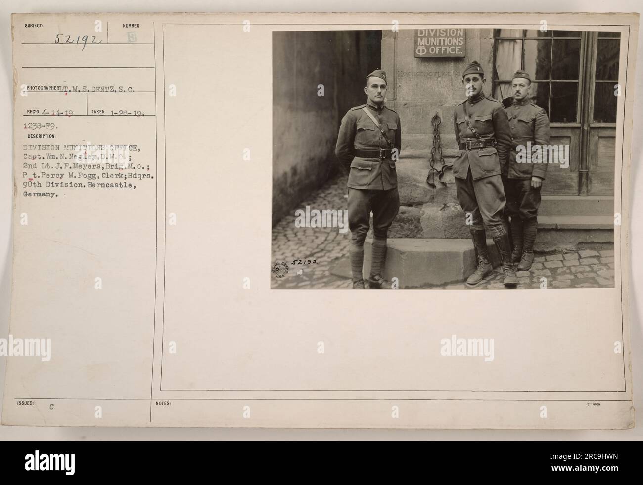 Das Bild zeigt das Division Munitions Office der 90. Division in Berncastle, Deutschland. Auf dem Foto sehen Sie Captain WM. N. Negley, D.M.; 2. LT. J.F. Meyers, Brig. Und Pvt. Percy M. Fogg, Clerk. Das Foto wurde am 29. Januar 1919 von dem Fotografen T.M. S. Dentz aufgenommen. Das Bild stammt aus der Sammlung „Fotos amerikanischer Militäraktivitäten während des Ersten Weltkriegs“. Stockfoto