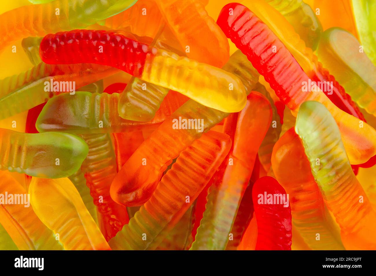 Hintergrund gefüllt mit einem Haufen bunter Gummiwürmer Stockfoto