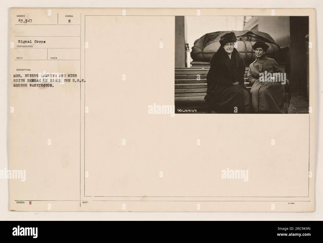 Mrs. Robert Lansing und Miss Edith Benham fotografierten an Bord der U.S.S. George Washington. Dieses Bild ist Teil der Signalkorps-Sammlung mit der Nummer 63,347. Das Foto ist um die beiden Frauen herum und wurde während des Ersten Weltkriegs aufgenommen. Es wurde mit dem Symbol E ausgestellt und erfasste die Anwesenheit von Mrs. Lansing und Miss Benham auf dem Schiff. Stockfoto
