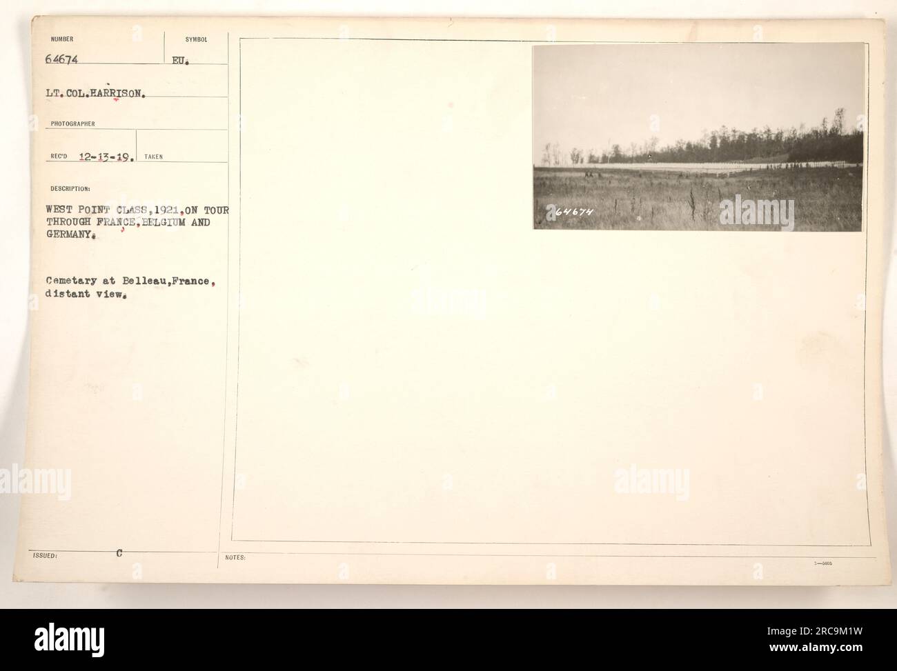 West Point Klasse 1921 auf einer Tour durch Frankreich, Belgien und Deutschland besuchen Sie den Friedhof in Belleau, Frankreich. Das Foto ist ein weiter entfernter Blick auf den Friedhof. Aufgenommen am 13. Dezember 1919 vom Fotografen Reed. Der Lieutenant Colonel Harrison ist auf dem Foto abgebildet. Stockfoto