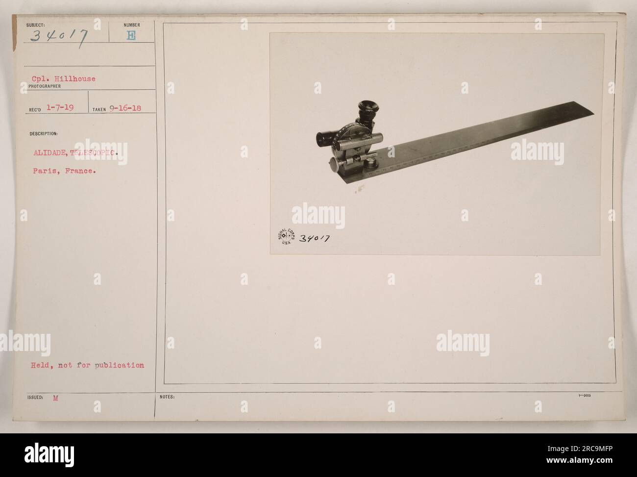 Titel: CPL. Hillhouse demonstriert am 16. September 1918 in Paris, Frankreich, das Alidade, ein Teleskopgerät zur Sichtung bei militärischen Operationen. Dieses Foto, das von einem unbekannten Fotografen aufgenommen wurde, wurde am 7. Januar 1919 empfangen und war nicht zur Veröffentlichung bestimmt. Stockfoto