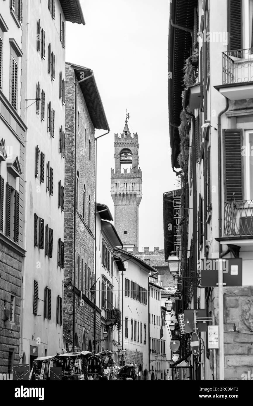 Florenz, Italien - 6. April 2022: Typische Architektur und Blick auf die Straße in Florenz, Toskana, Italien. Stockfoto