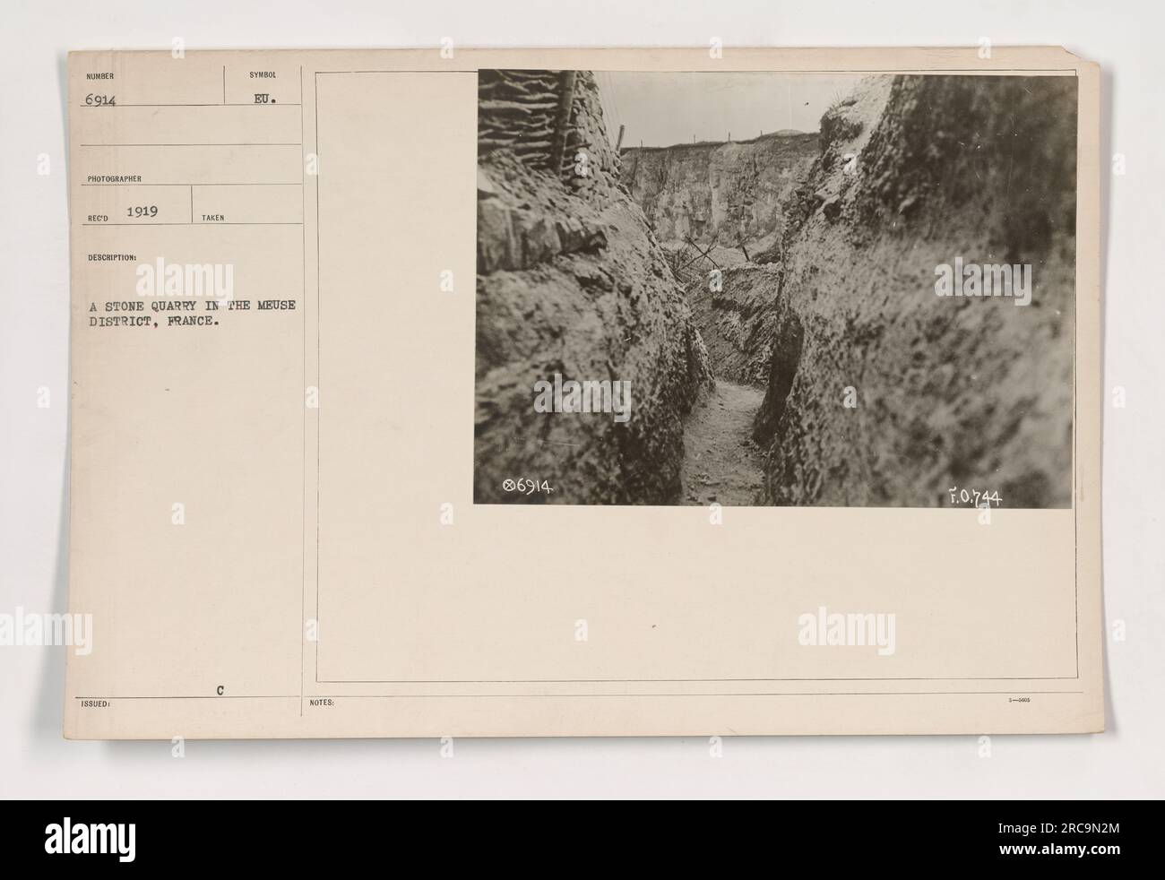 Soldaten, die im 1. Weltkrieg in einem Steinbruch im französischen Maas-Viertel arbeiteten Das Foto wurde 1919 aufgenommen und zeigt eine Gruppe von Männern, die Steine für Bauzwecke extrahieren und verarbeiten. Dieses Bild ist als 111-SC-6914 in den Fotografien von American Military Activities beschriftet. Stockfoto
