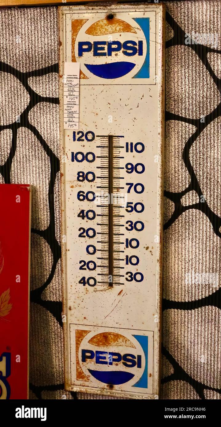 Foto eines antiken Metall-Quecksilberthermometers, das Pepsi Cola-Erfrischungsgetränk in einem Antiquitätengeschäft in Snohomish Washington State USA wirbt Stockfoto