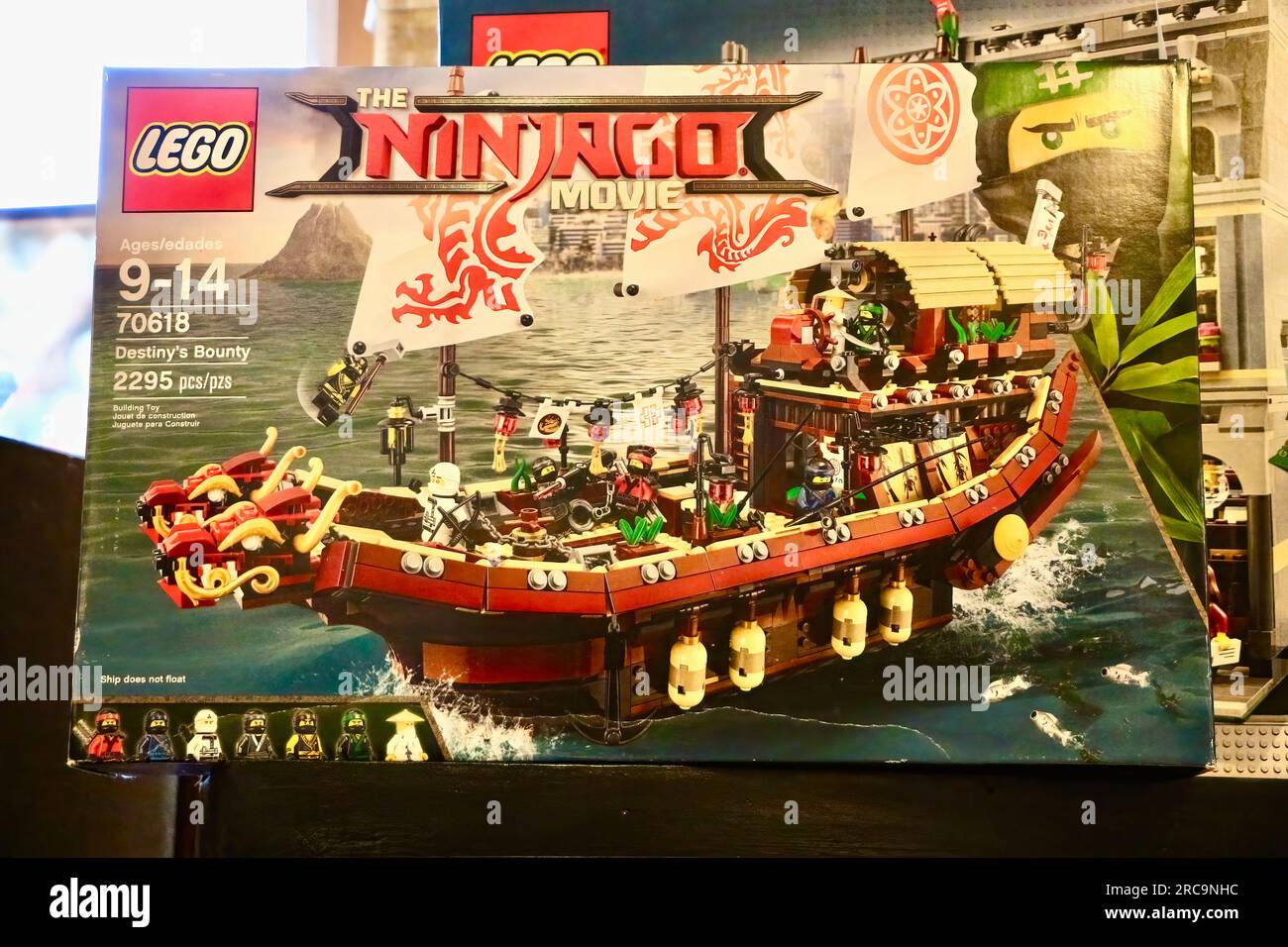 Foto eines Lego The Ninjago Movie Destiny's Bounty Boxed Construction Toy Snohomish Washington State USA Stockfoto