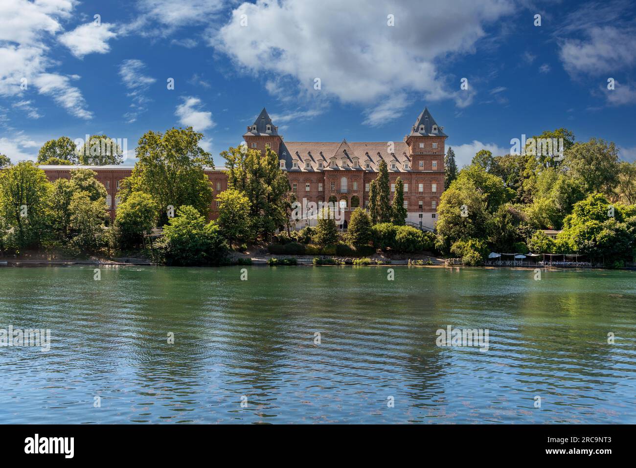 Turin, Piemont, Italien - 10. Juni 2023: Turin, Piemont, Italien: Der Fluss Po mit der Burg Valentino inmitten der Bäume im Park am Flussufer und im B Stockfoto